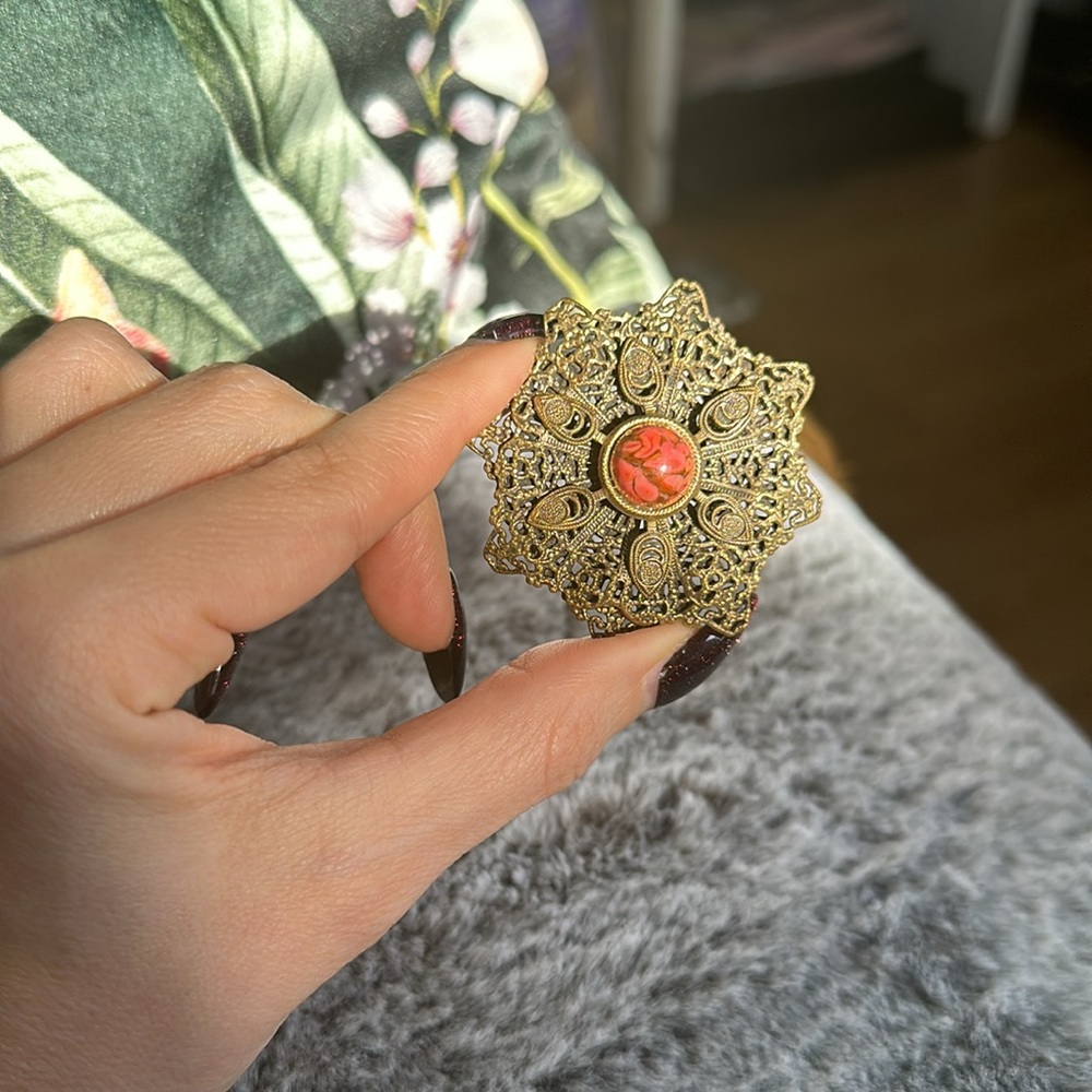 Vintage gold and coral stone brooch - Picture 7 of 7